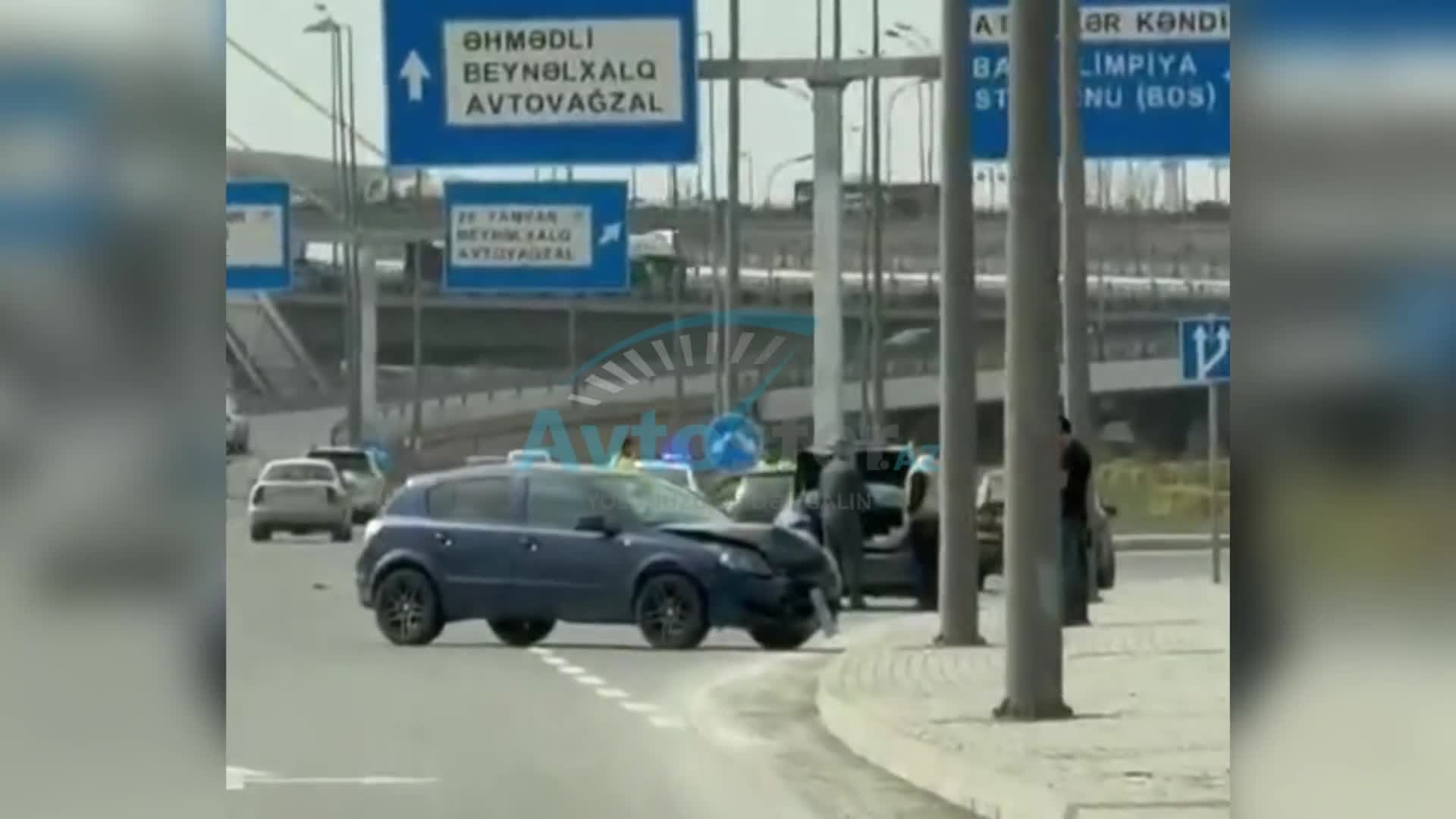 Prospektdə sürət həddini aşan “Opel” “Mercedes”lə toqquşdu 
