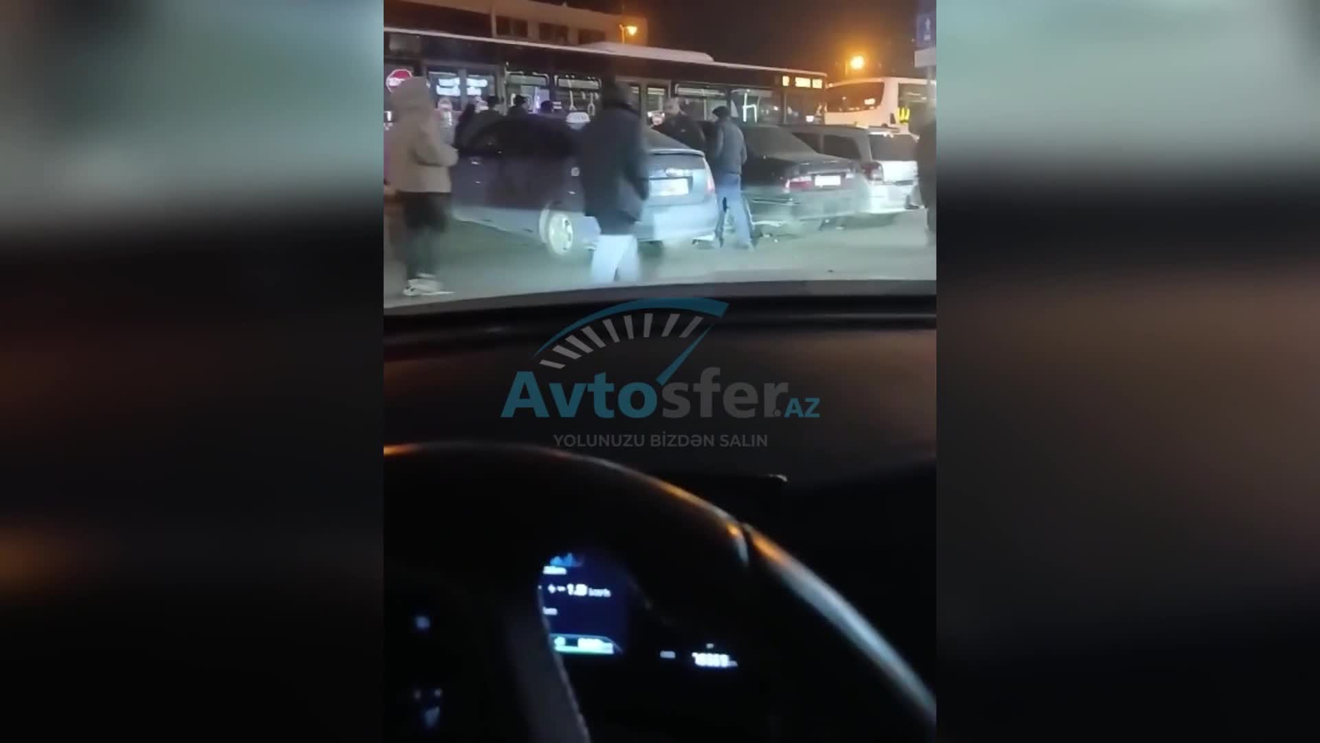 Cərgəylə düzülən “manatlıq” taksilər sürücünü özündən çıxardı