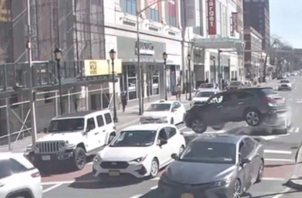 “Mercedes” havada uçaraq restorana çırpıldı  