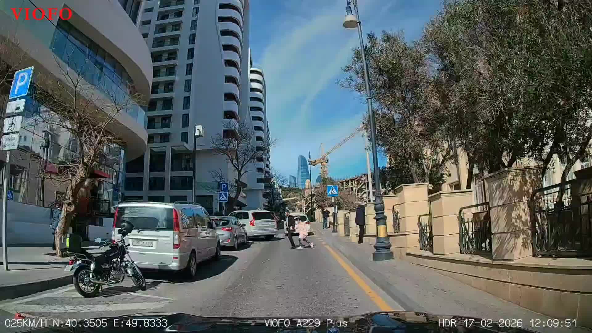 Piyada keçidində parklanma edən sürücü