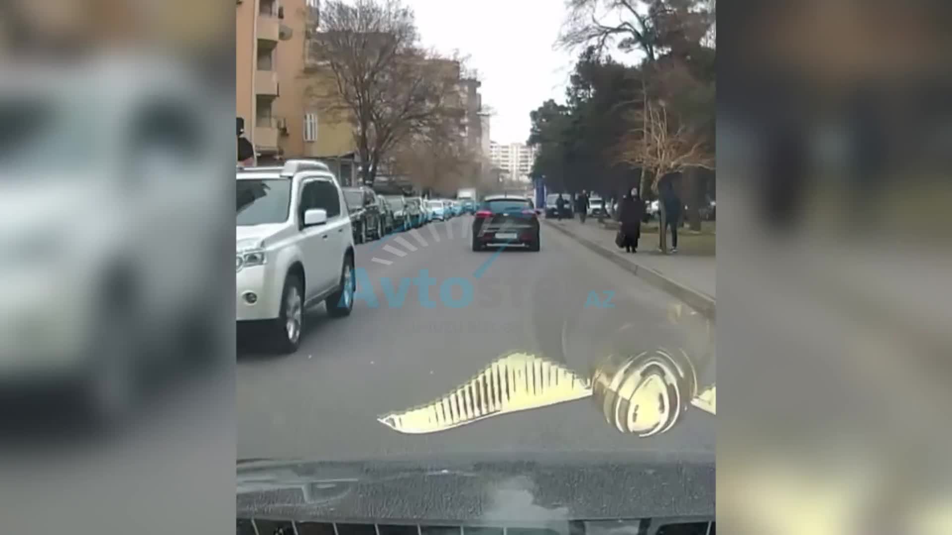 Xanım sürücü avtomobilindəki kağız parçalarını yola səpələdi 