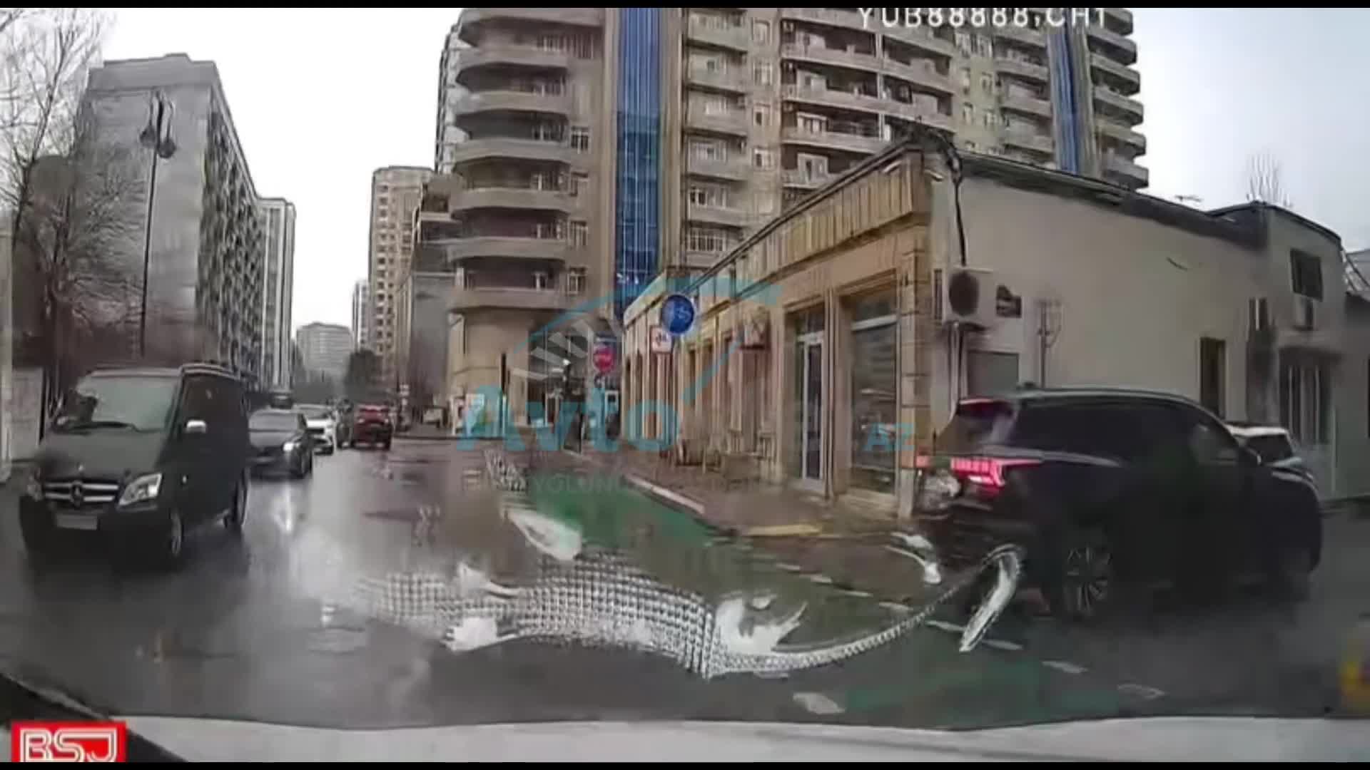  “Mercedes” əks istiqamətdən gələn skuterlə toqquşdu