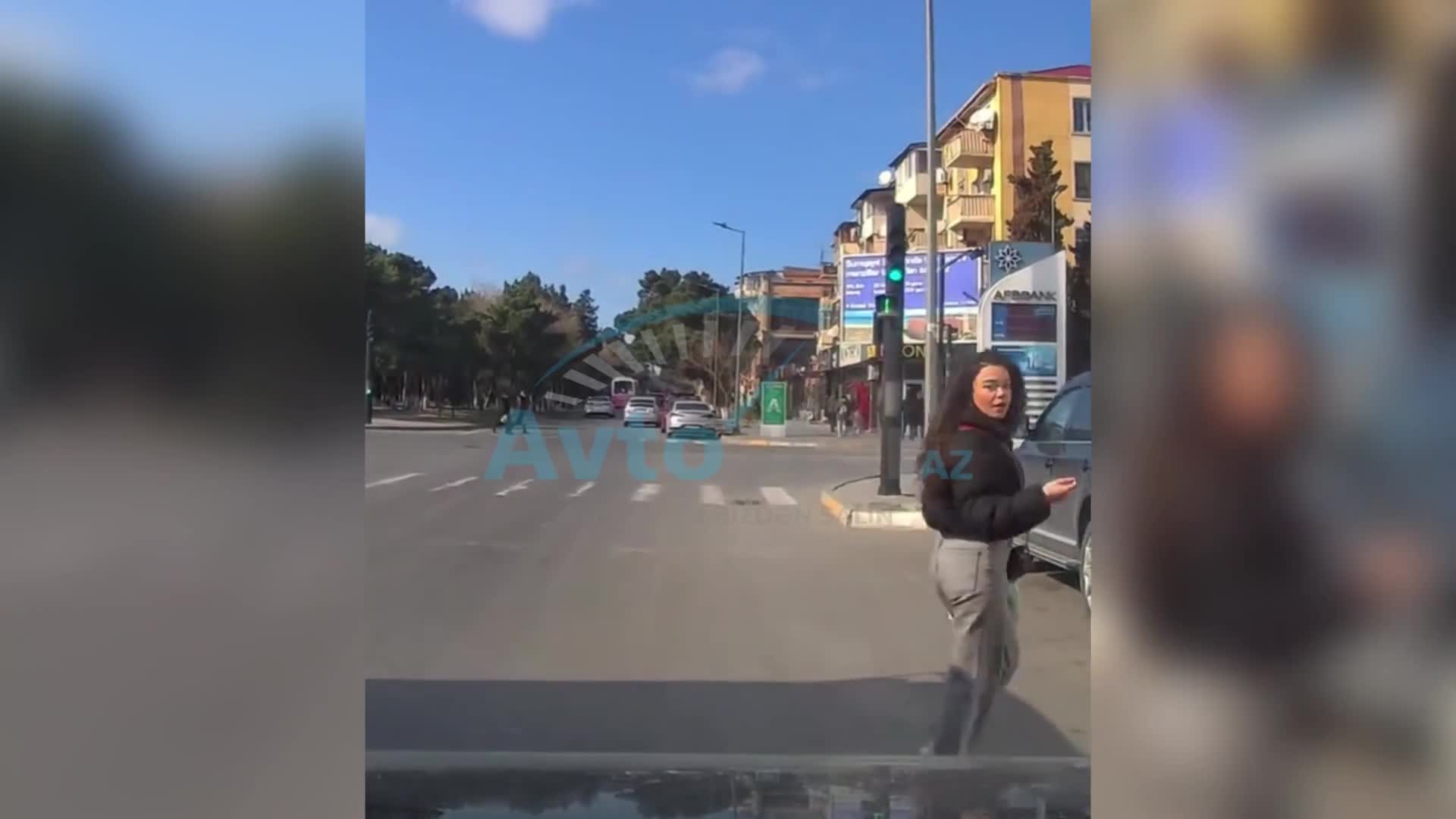 Avtobusu yolun ortasında saxlayan sürücü sərnişini təhlükəyə atdı