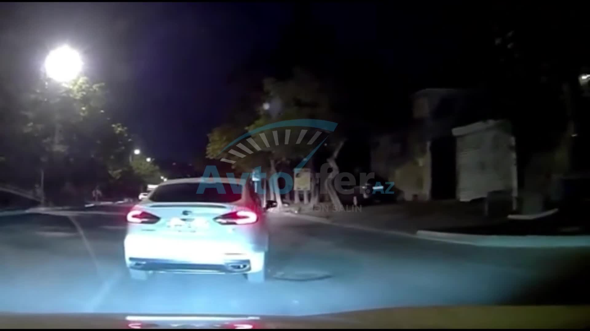 Gecə vaxtı ruh kimi yolayrıcına girən sürücü qəza şəraiti yaratdı