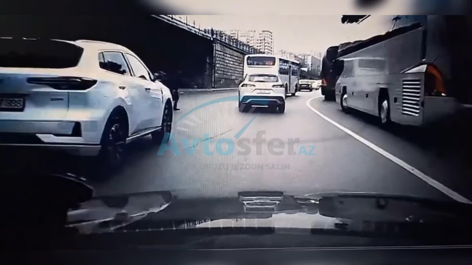 Yola baxmadan qaçan gənc az qala maşının altında qalacaqdı