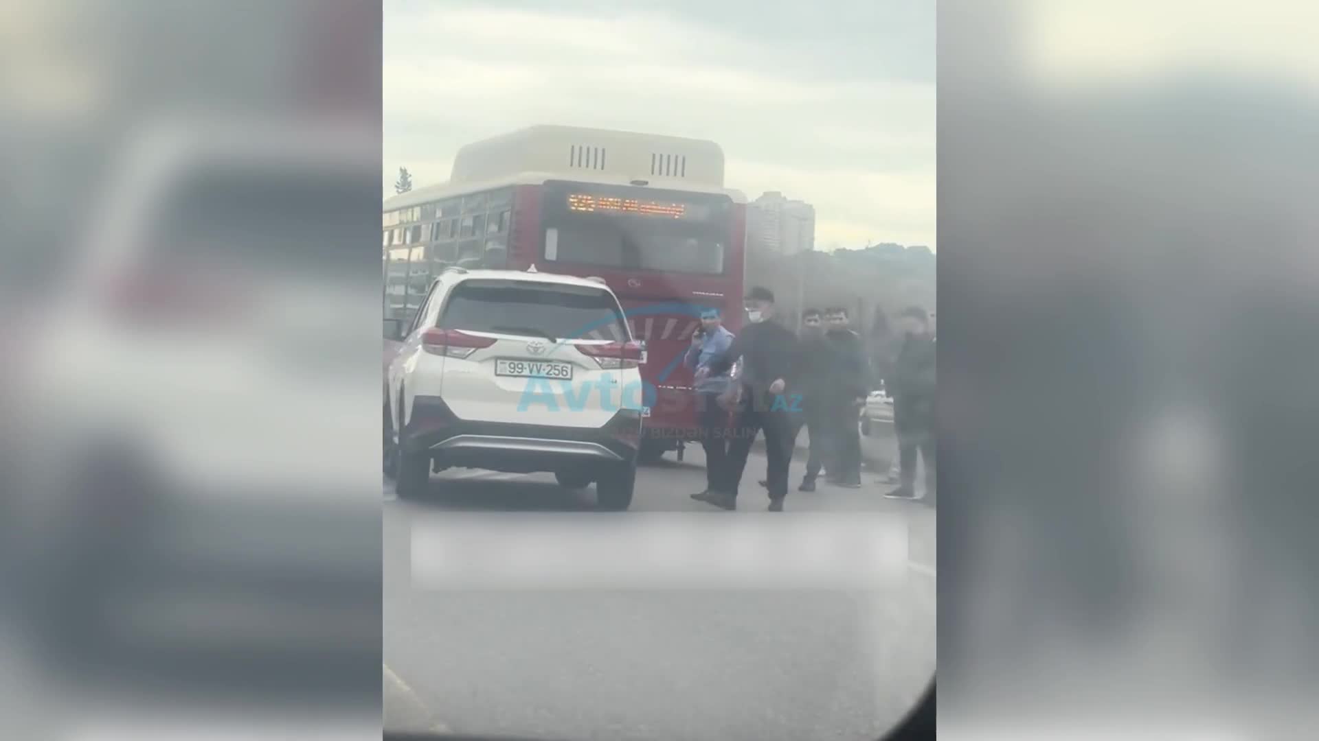  “Toyota” sərnişin dolu avtobusla toqquşdu 