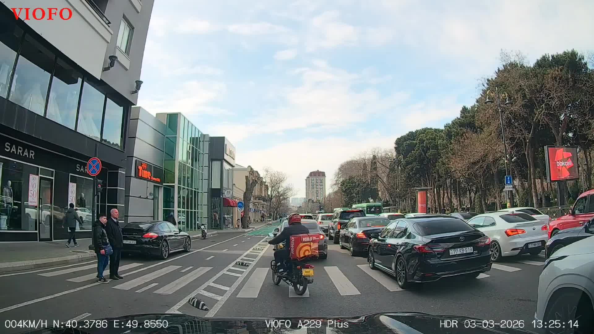 Moto kuryer vəziyyətdən sui-istifadə edib qaydanı pozdu