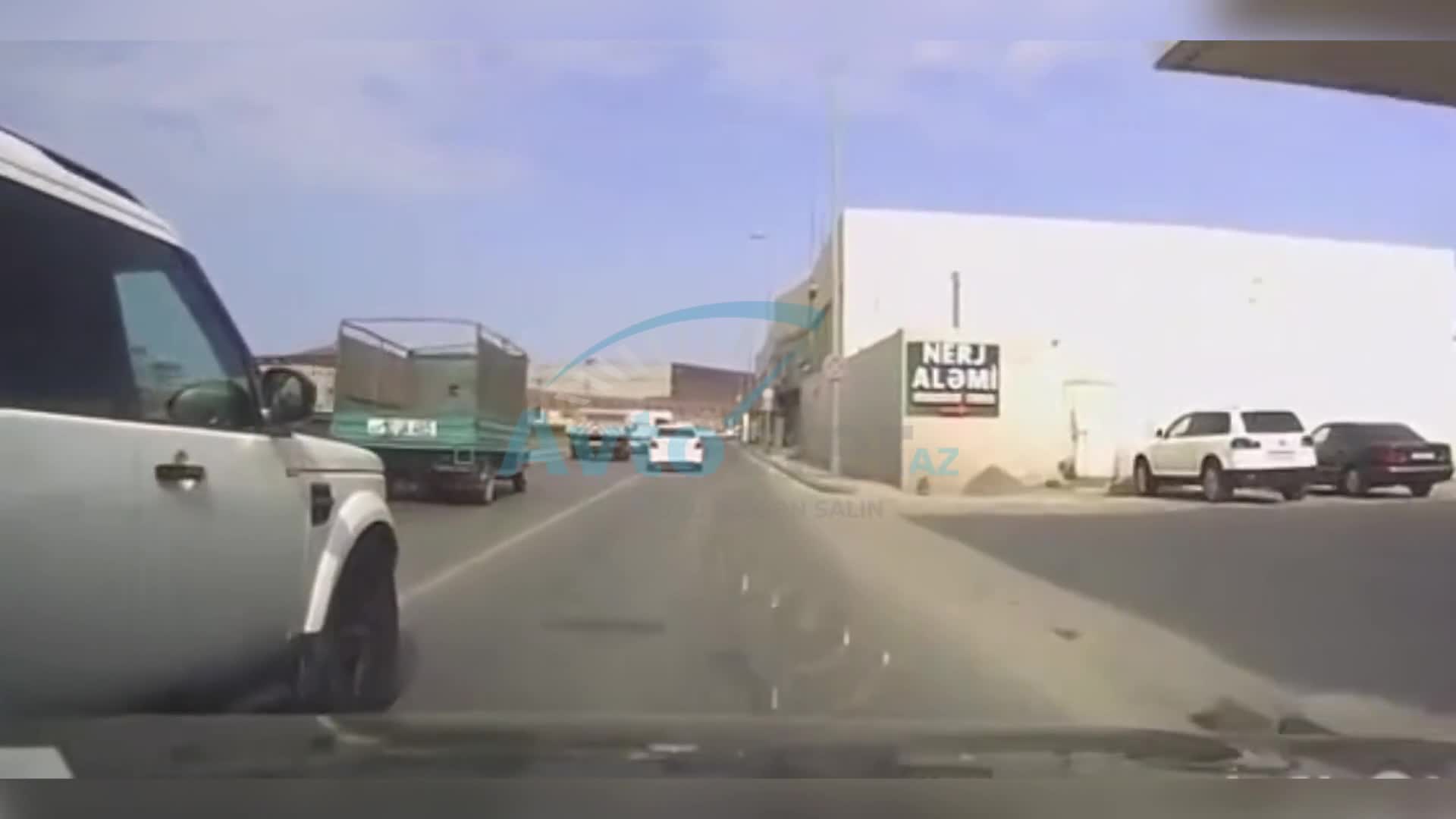 “Land Rover”lə toqquşmamaq üçün sürücü maşını bordürə çırpdı