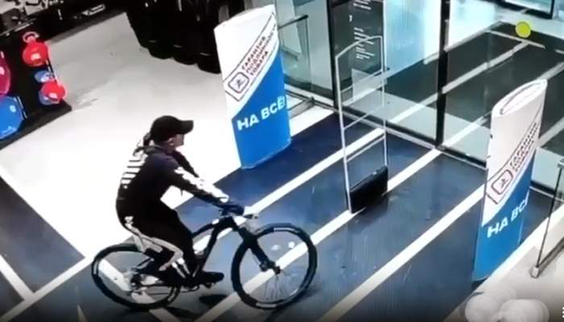 Oğurladığı bahalı velosipedi mağazadan çıxan kimi satdı