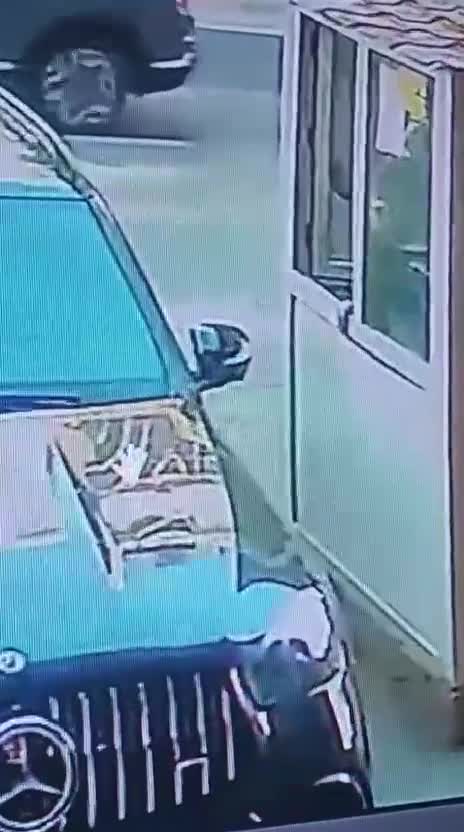 Bakıda mühafizəçinin şlaqbaum 