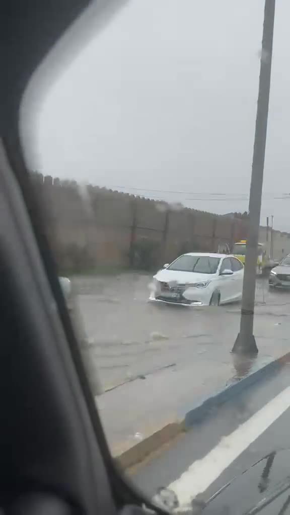  yol polisi çətin vəziyyətdə qalan sürücülərin köməyinə çatdı