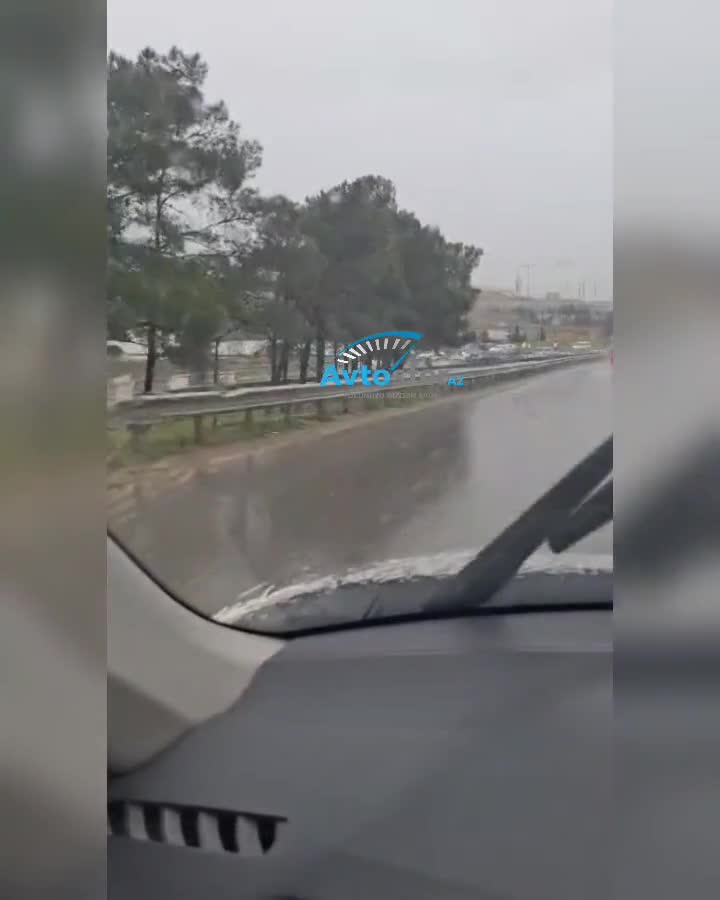 Yol polisləri suyun içində xidmət aparır