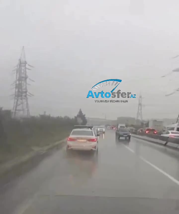 Yol polisi qəzada ayaqları sınan vətəndaşlara belə kömək etdi