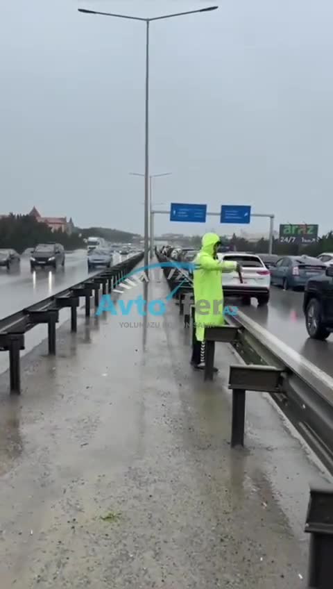 Yol polisləri yağışda xidməti bu cür davam etdirirdi