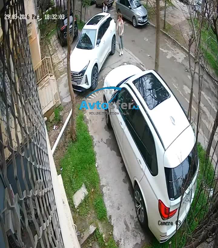 Bakıda binanın girişini bağlayan şəxs xanım sürücü imiş