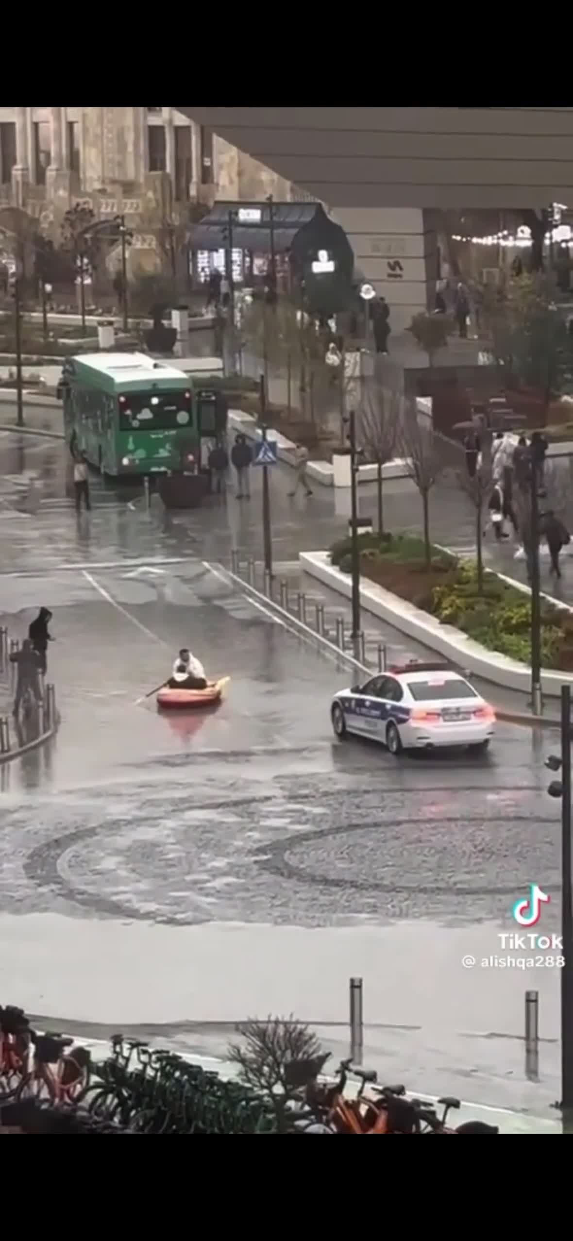 Bakı “Venesiya” oldu: mərkəzdə qayıq sürən gənclər