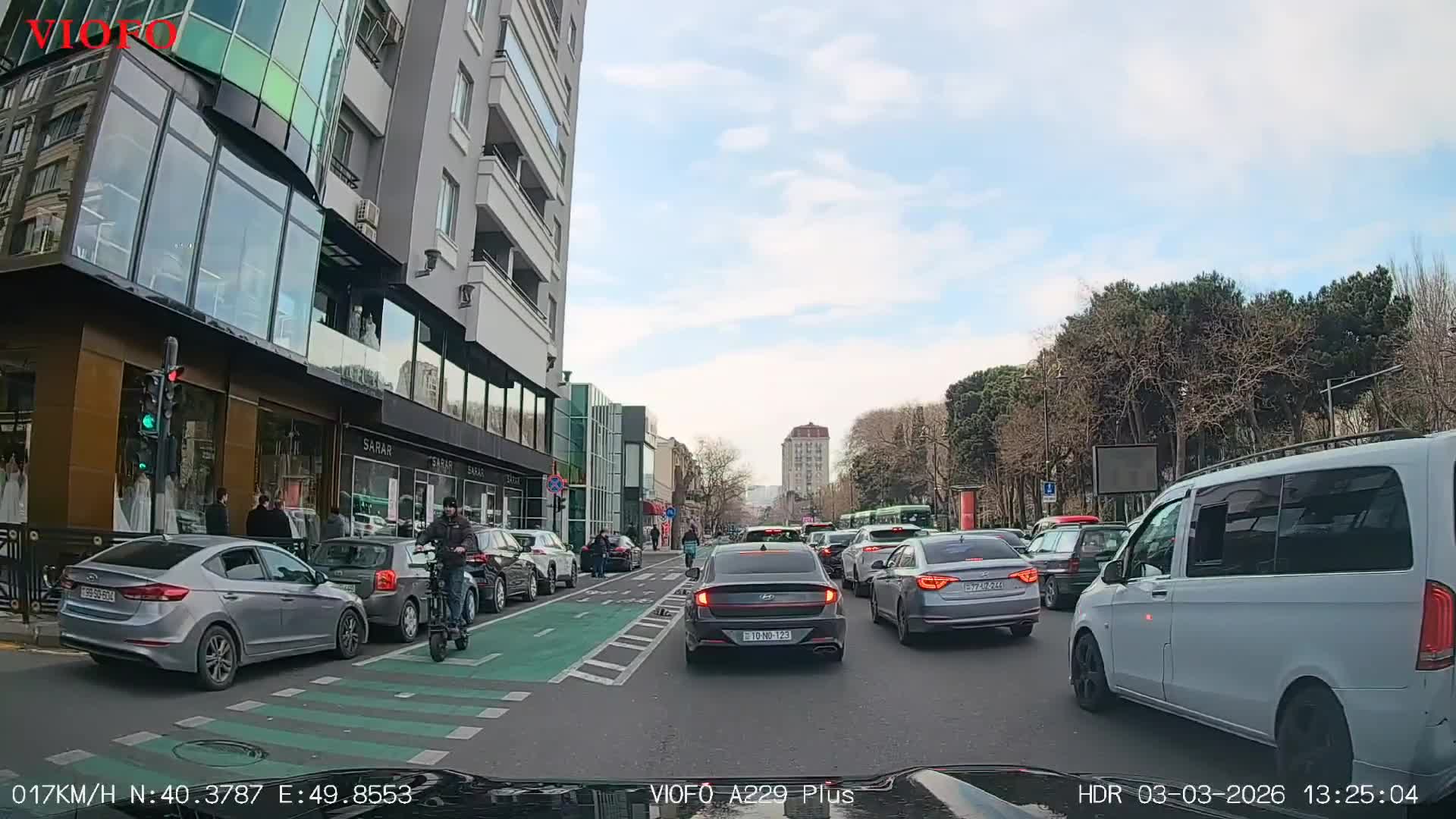 Tıxac vaxtı piyada keçidinin üzərini zəbt etməyin