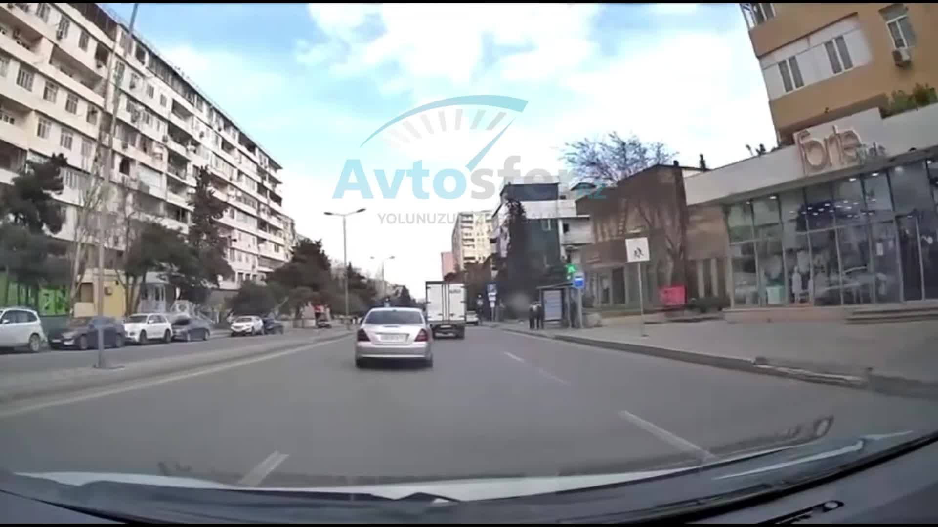 Bir tərəfdə qayda pozanlar, digər tərəfdə nümunəvi piyada