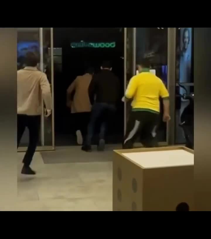 Mağazadan 100 min manat dolu çamadan oğurlandı