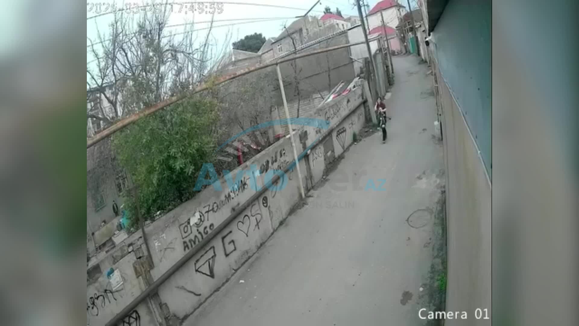 Yaşayış zonasında “hoqqa” verən yeniyetmə sürücü qəza törətdi