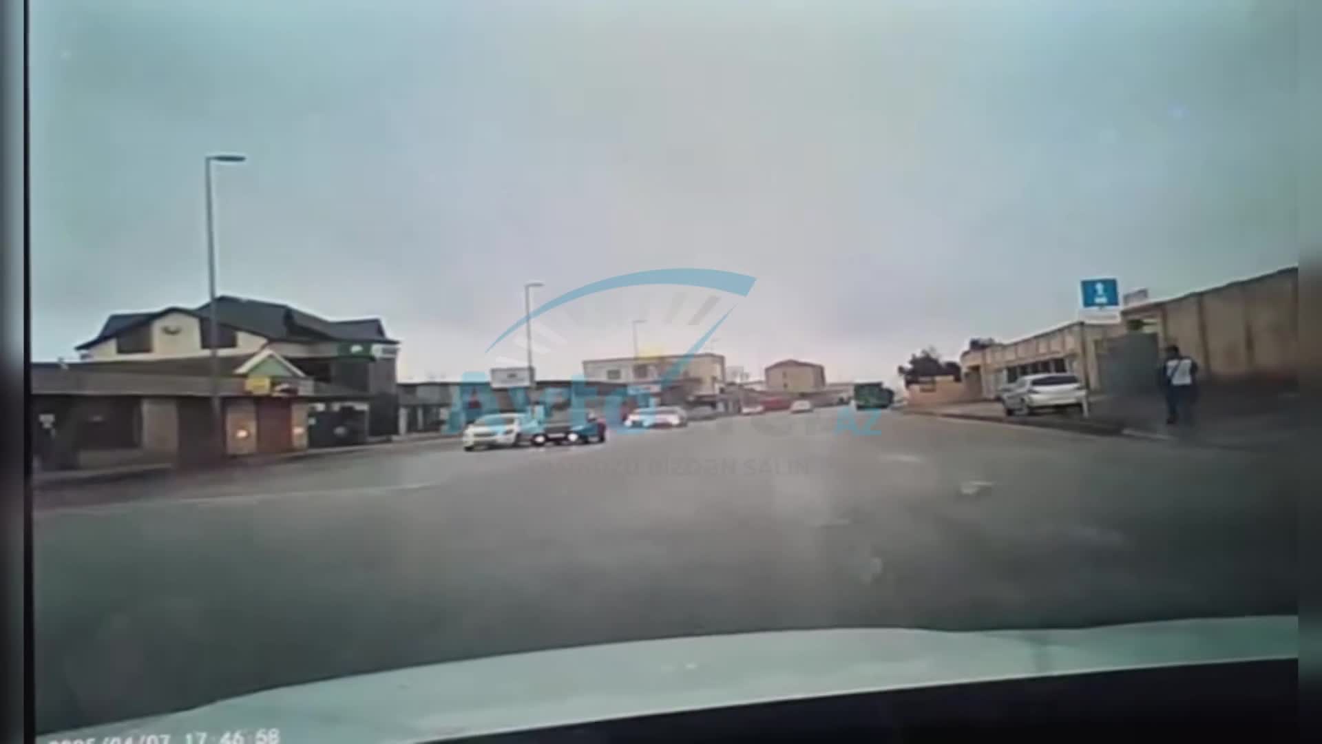 Qırmızı işıqda yolu qaçaraq keçən kişi təhlükə yaratdı