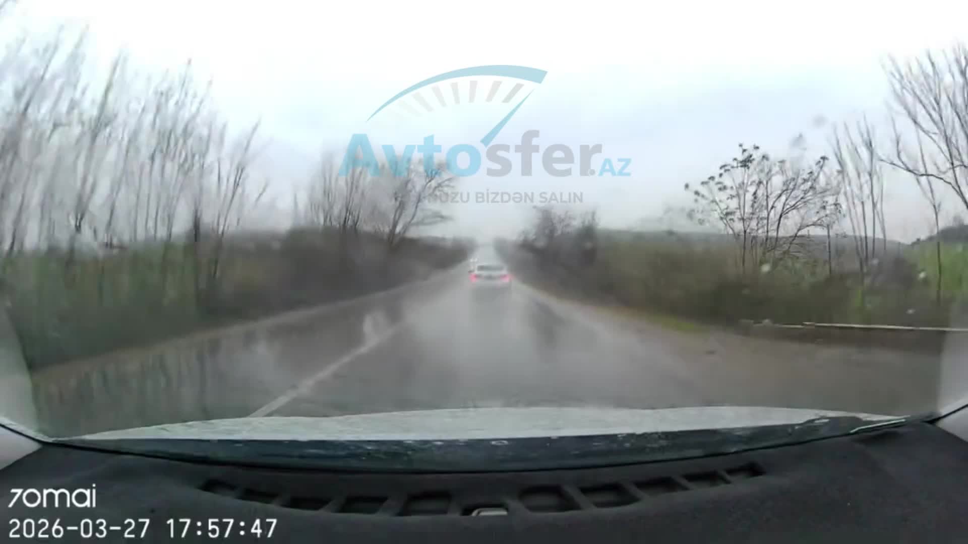 Yağışlı havada sağdan ötmə edən sürücü təhlükə saçdı