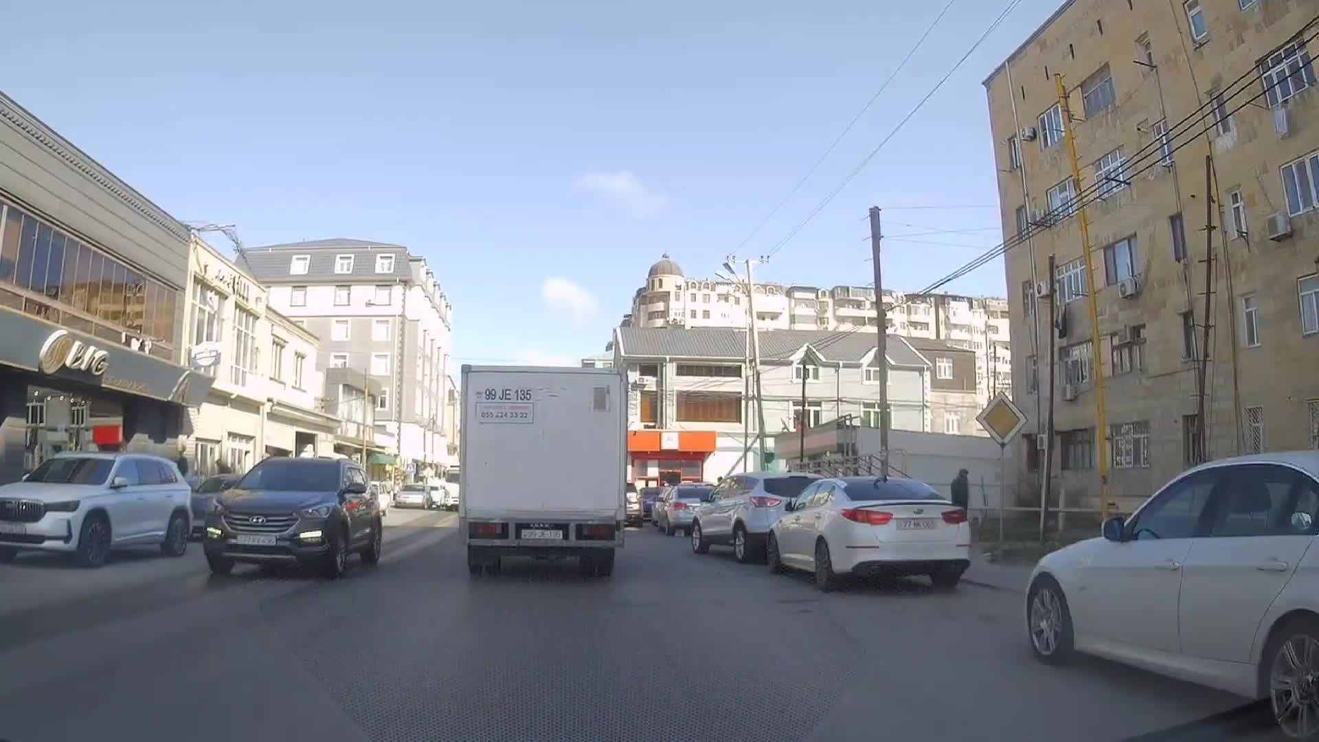 Eyni anda iki kobud qayda pozan sürücü təhlükə yaratdı