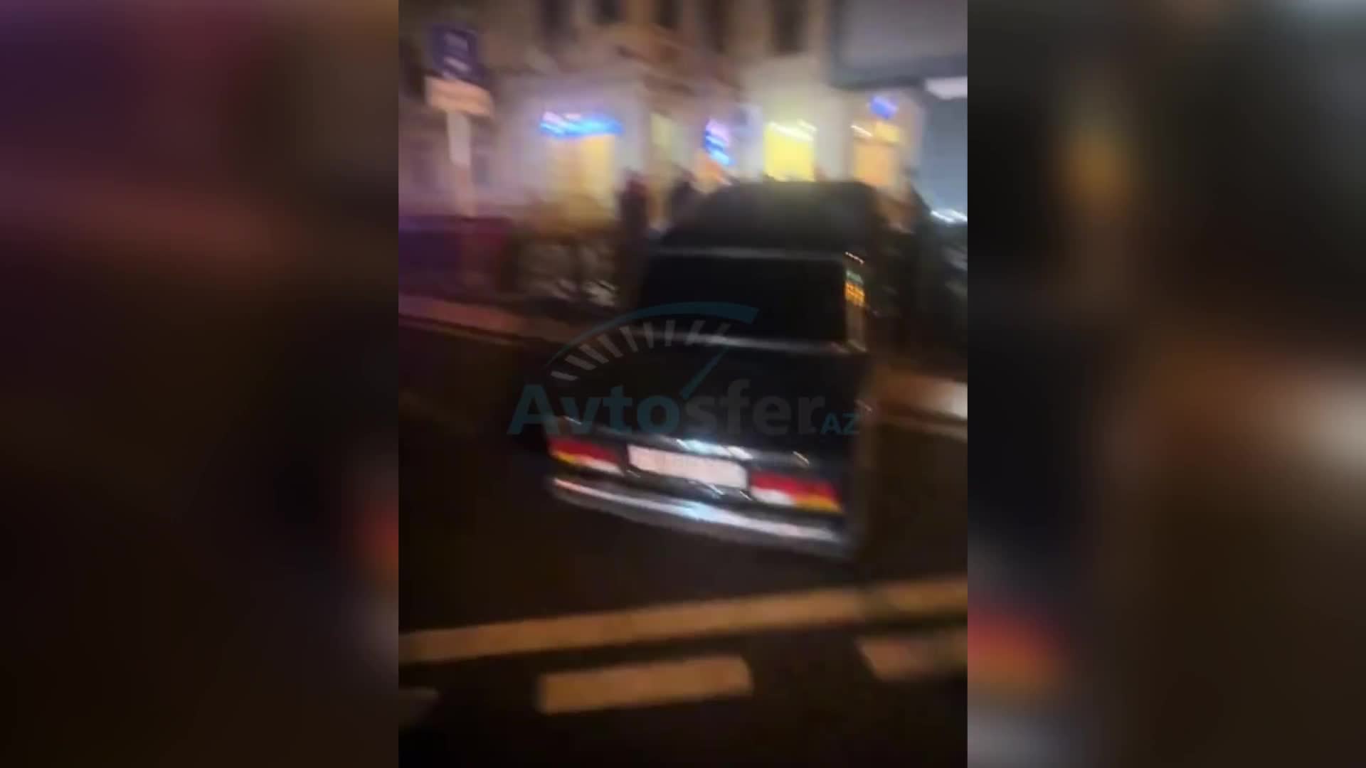 Şəhərin mərkəzində “07” idarəetmədən çıxıb səkiyə qalxdı