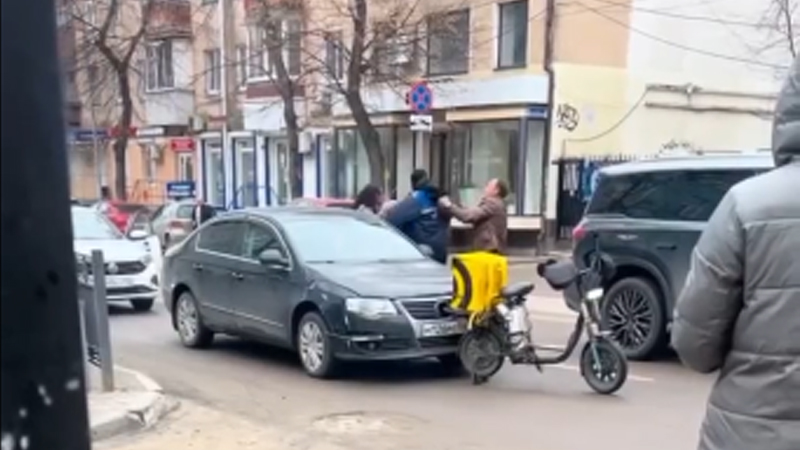 Kuryer qadın sürücünün qarşısını kəsib döydü