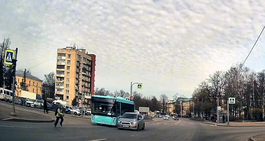 Avtobusa tələsən məktəblini maşın vurdu