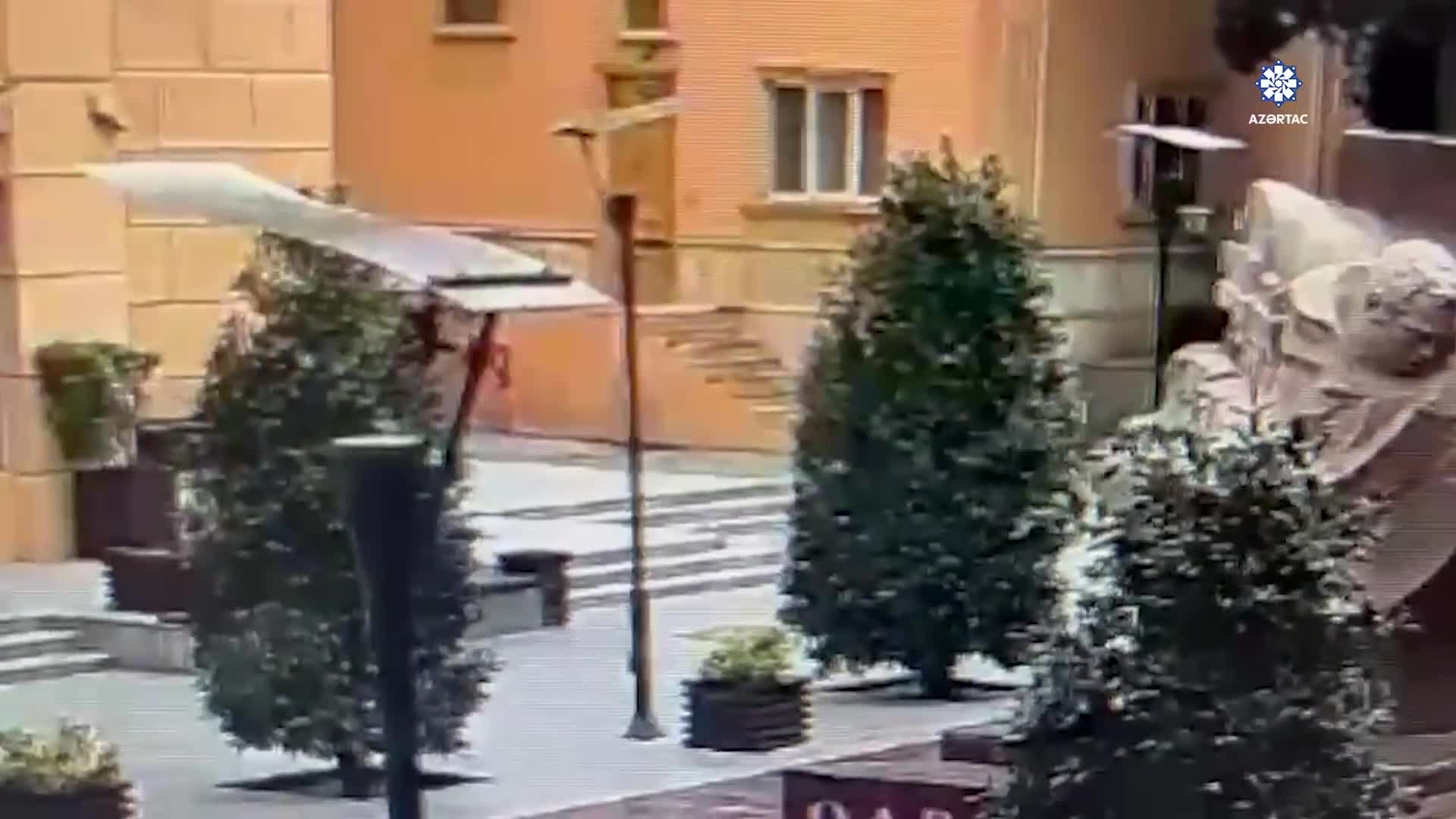 Nizami Kino Mərkəzinin divarlarına qraffiti çəkən şəxslər