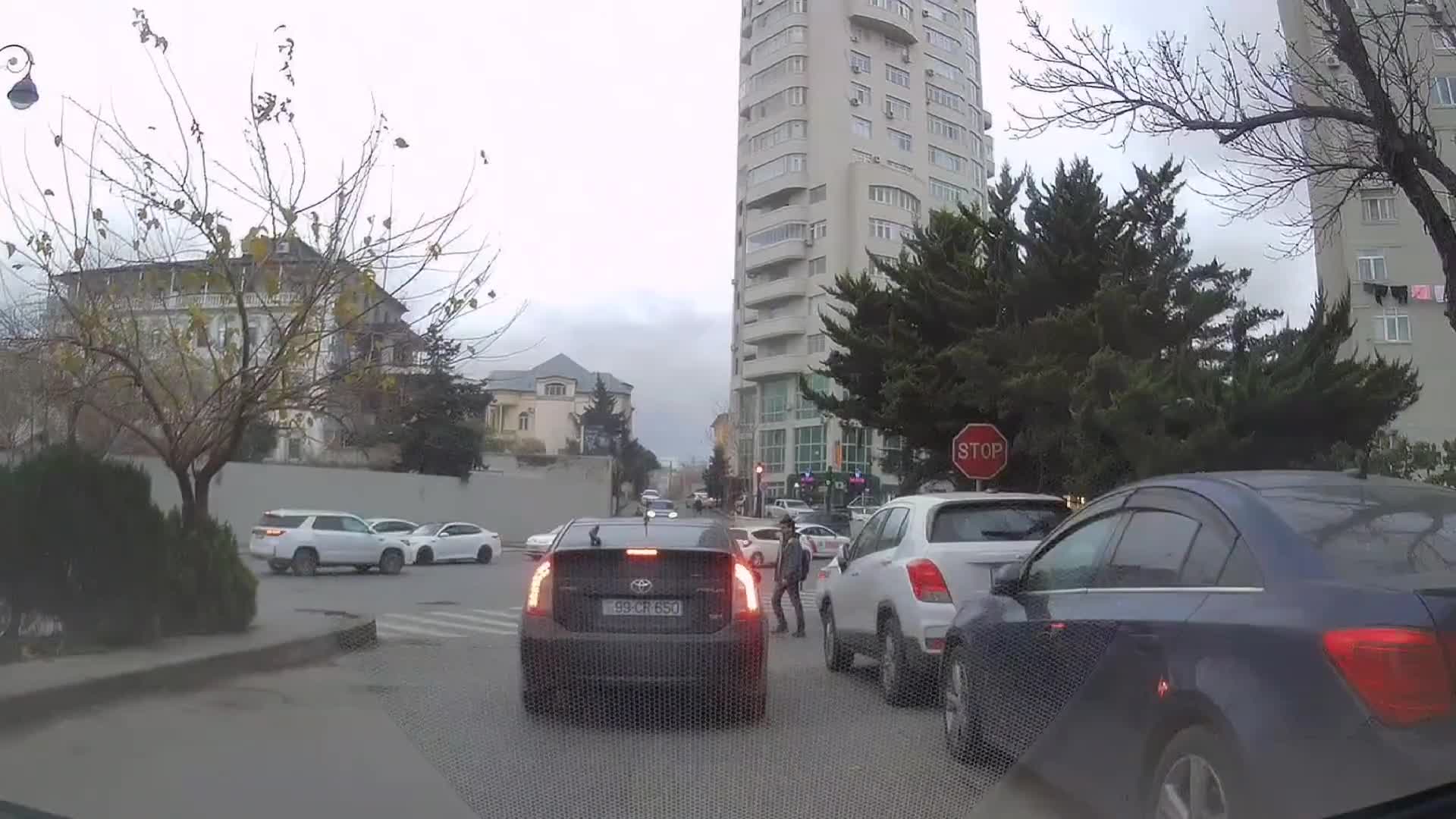 Bu küçədə yaşıl işığın yanmasını gözləməyin