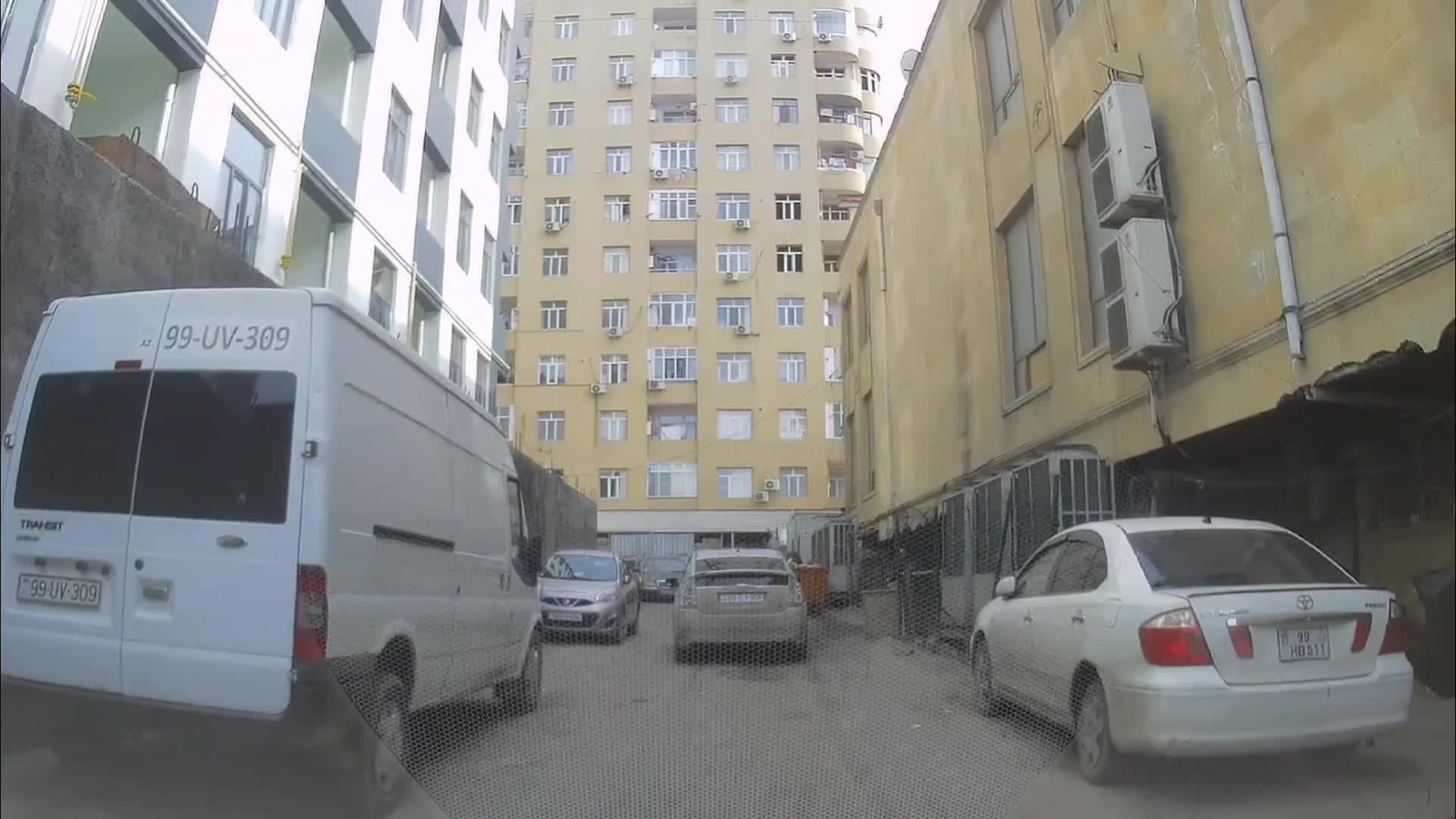 Getdiyi yerdə geriyə hərəkət edən sürücüdən gözlənilməz təhlükə 