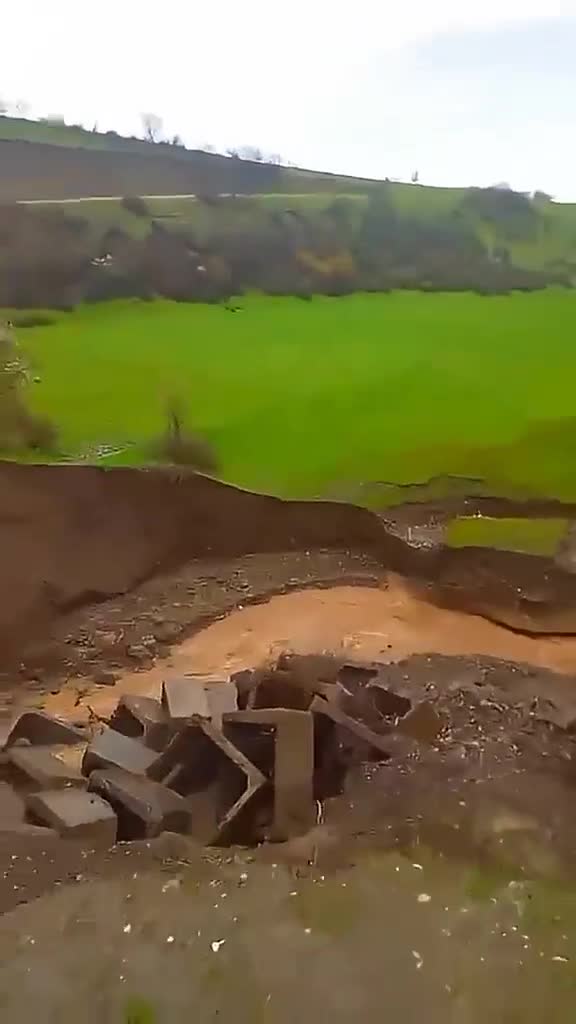 Kəndlərarası yol yararsız hala düşdü