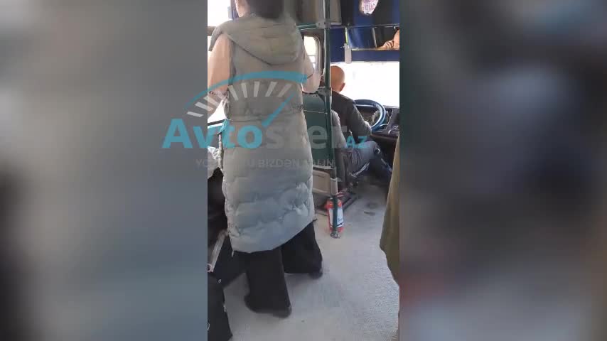 Sürücü sükan arxasnda telefonla danışdı