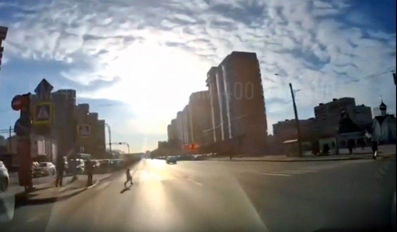 Uşaq yola qaçdı, anası heç nə olmamış kimi dayanıb baxdı