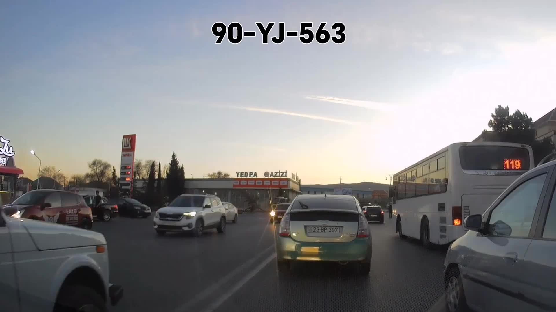 Özünü hamıdan fərqləndirən sürücü əks yola çıxdı