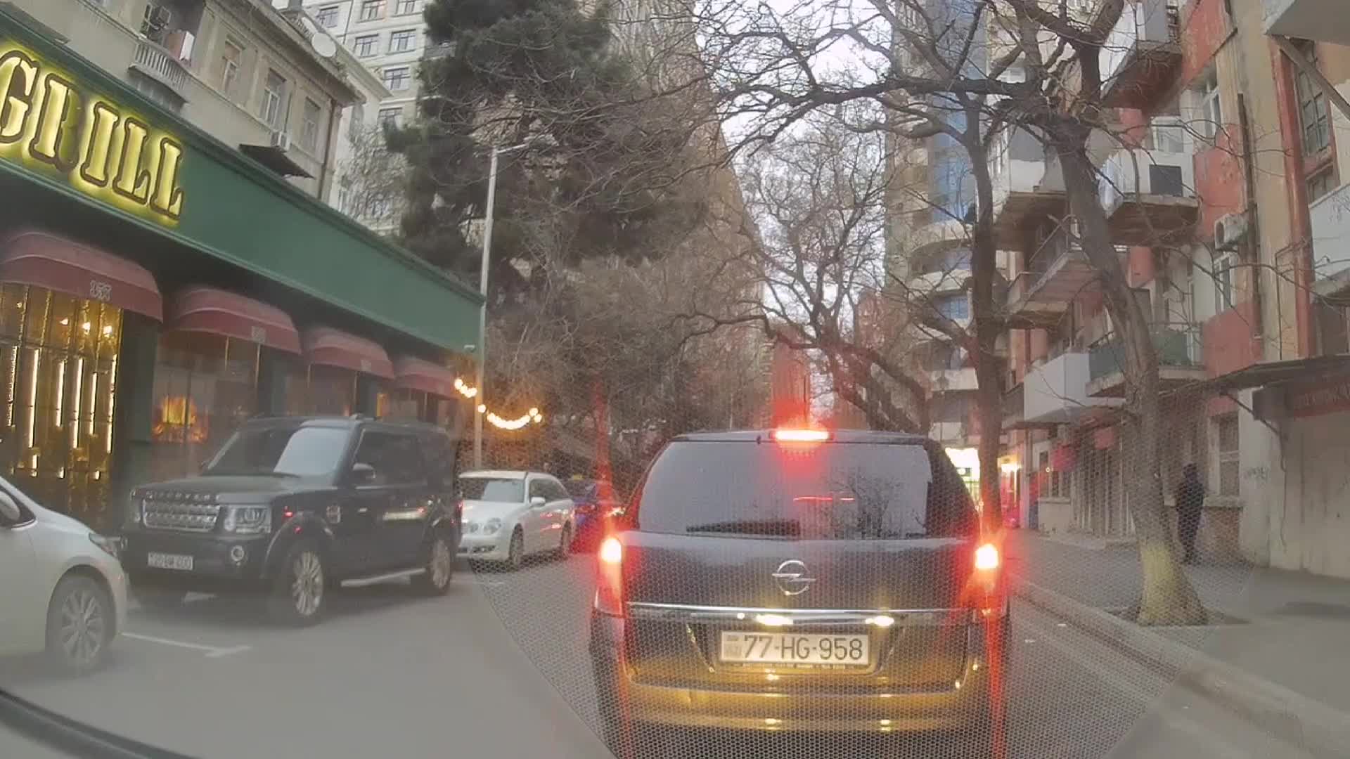 Sürücülər əks yola çıxdı