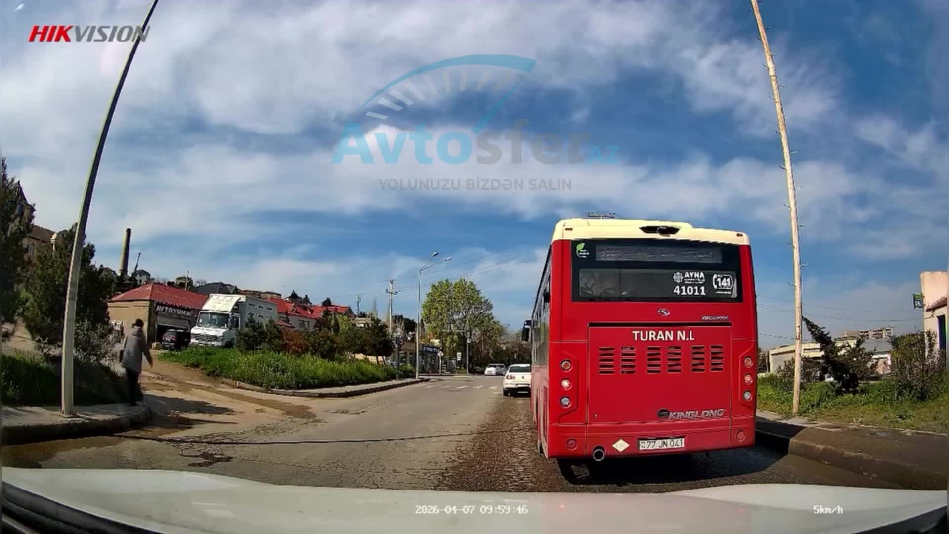 Avtobus sürücüsü qırmızıda əks yola çıxıb yolayrıcına girdi