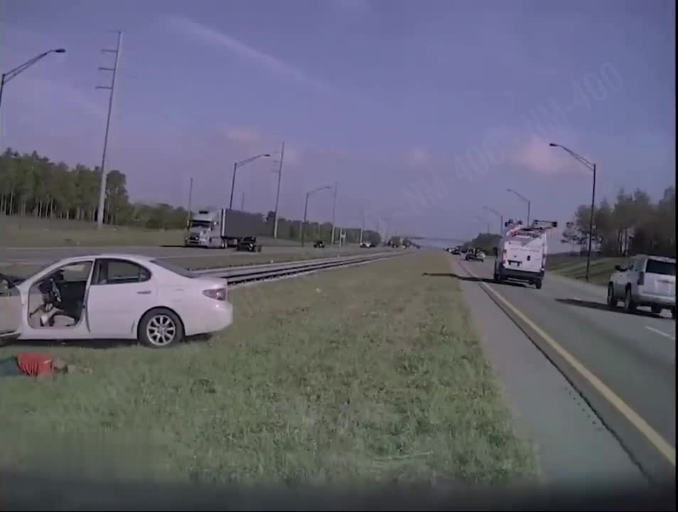 “Lexus” sürücüsü köməyə gələn şəxsi döyüb xəstəxanalıq etdi