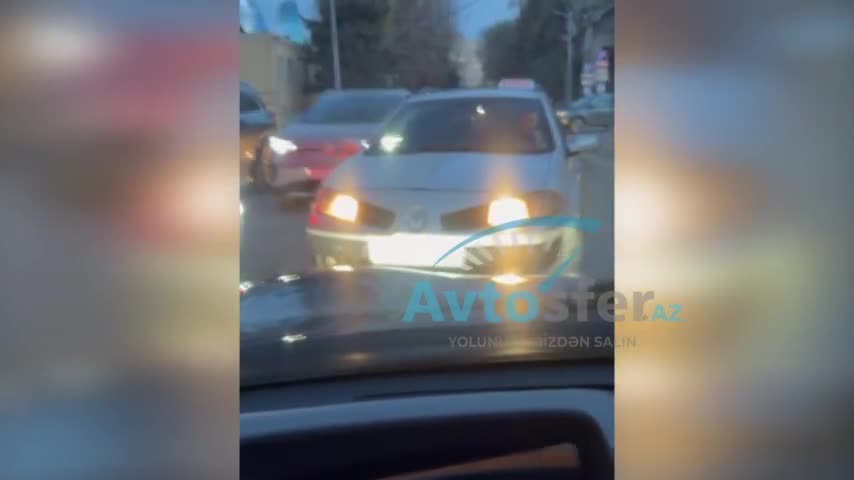 Qulağında telefon əks yolla sürdü