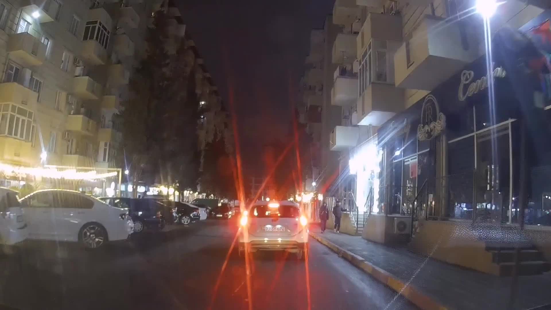 Yolayrıcında dayanan sürücü hərəkətə mane oldu