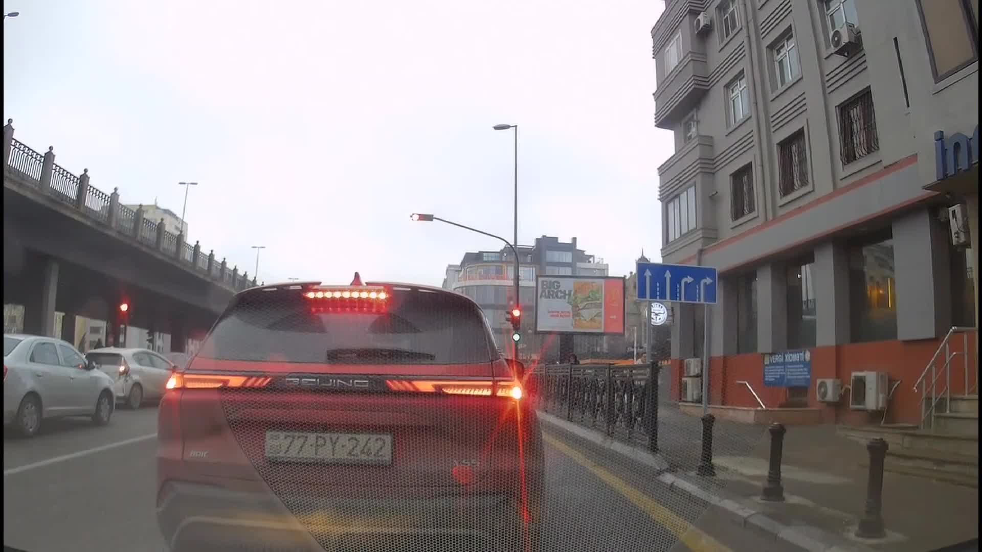 Sürücü nə piyadaya yol verdi, nə də maşınlara