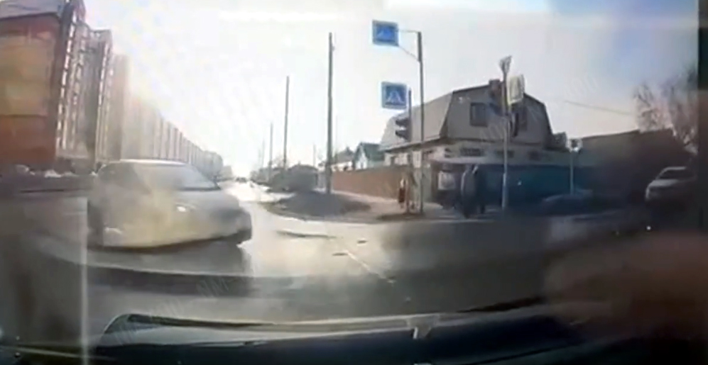 Nissan"la toqquşan “KİA” səkidə iki məktəblini vurdu