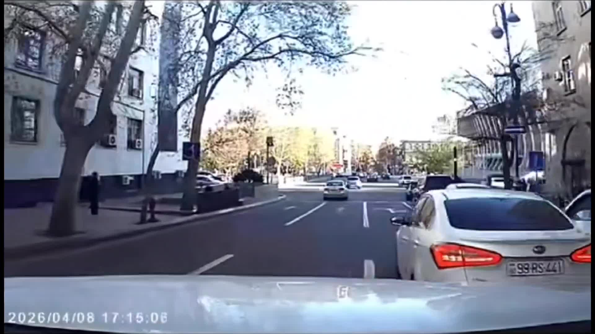 Qarşısındakı avtomobilin hərəkətinə əsəbiləşən sürücü 