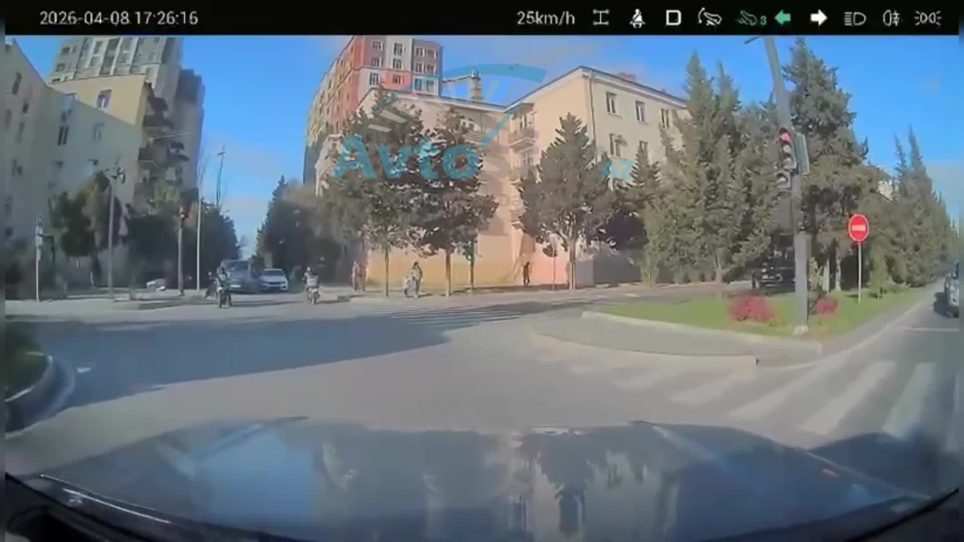 Qırmızıda yolayrıcına girmək istəyən sürücü hərəkəti blokladı 