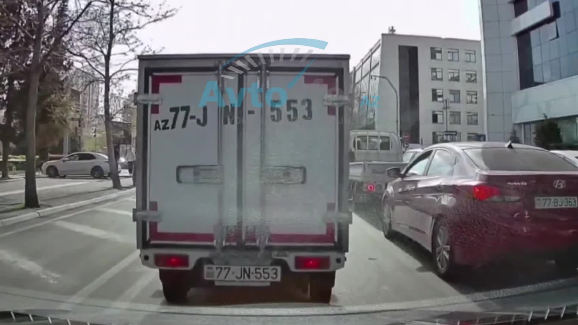 Öz qaydalarını işə salan sürücü maşından düşüb dərs keçdi