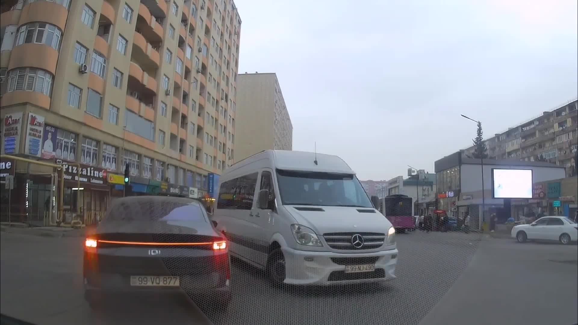 Sarı işıqda dayanmayan sürücü gəldiyi kimi getdi