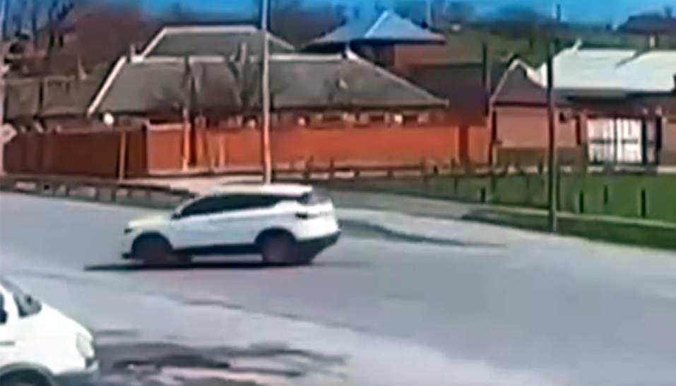 Qadın sürücü “Changan”ı mikroavtobusa çırpdı