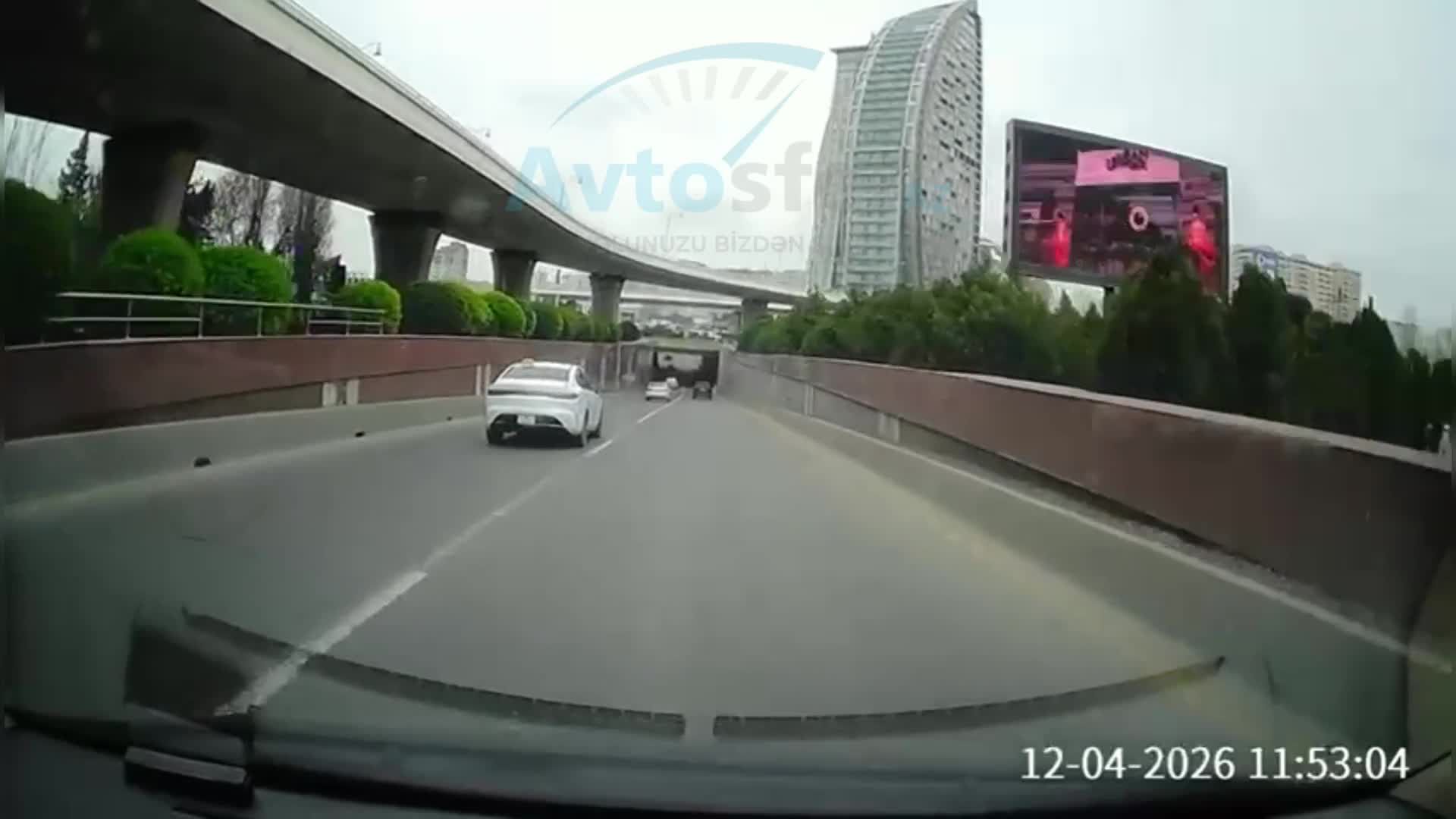 Prospektdə “BYD” sürücüsü yolu “yarış zolağına” çevirdi 